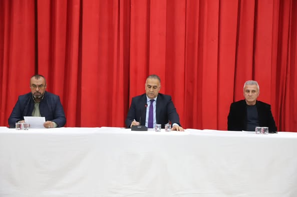 Altınözü Belediye meclis üyelerimiz ile birlikte 2024 yılının son meclis toplantısını gerçekleştirdik. 2024 yılında meclis üyelerimizin çoğu kararda oy birliği ile ilçemize çok önemli hizmetlerde bulunduk. İnanıyorum ki 2025 yılında da aynı uyum ile ilçem