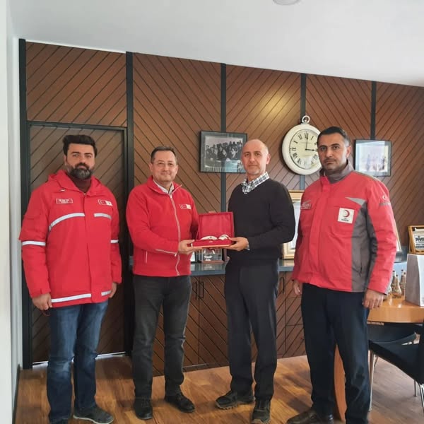 Kızılay Hatay İl Başkanlığı olarak, değerli bağışçılarımızdan Özbuğday Şirketi'nin ortaklarından Aykut Özbuğday’a teşekkür ziyaretinde bulunduk. Toplumsal dayanışmanın güçlenmesine katkı sağlayan Özbuğday Şirketi, yardımlarıyla birçok ihtiyaç sahibine umu