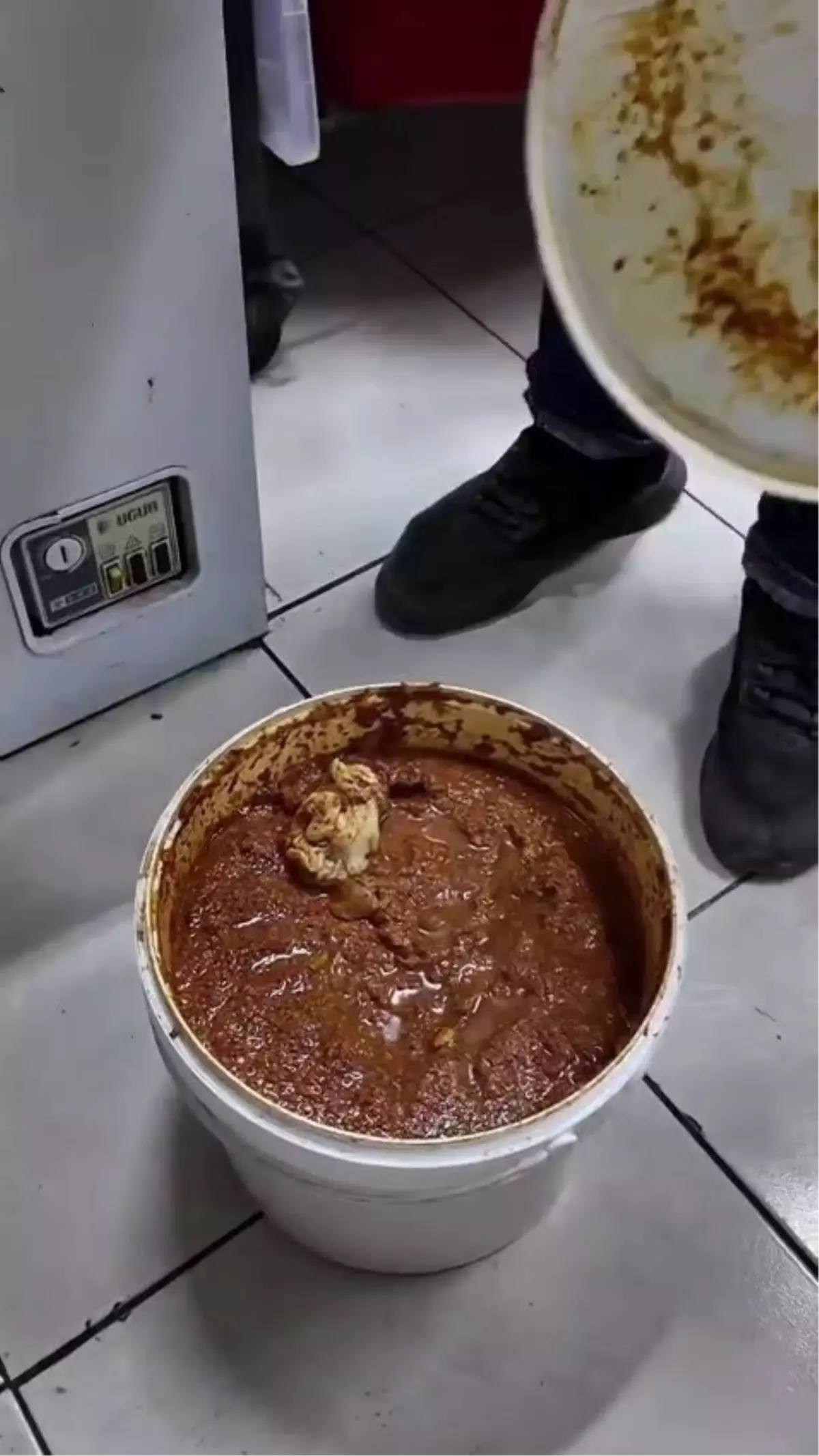 Denetime giden ekipler baharat kovasını açınca şaşkınlığa uğradı: Bozulmasın diye koydum