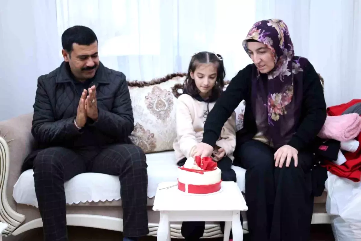 Depremin Yıkımına Rağmen Zümra'nın Doğum Günü Kutlandı