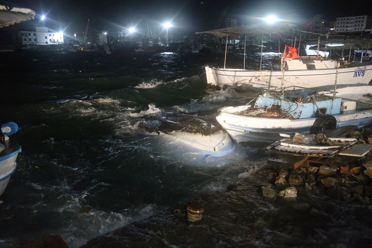 Hatay'da Fırtına: 7 Tekne Alabora, Çatılar Uçtu