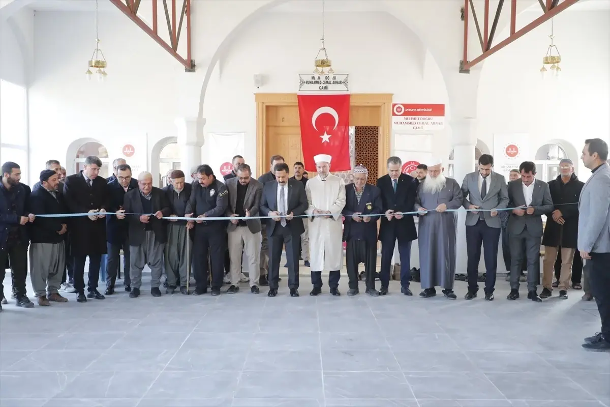 Hatay'ın Antakya ilçesinde hayırseverin desteğiyle yaptırılan Muhammet Doğru Muhammed Cemal Arnab Camisi törenle ibadete açıldı.Hayırsever iş insanı Fatih Doğru'nun desteğiyle yapılan caminin açılışı, Vali Mustafa Masatlı ve diğer ilgililerin katılımıyla 