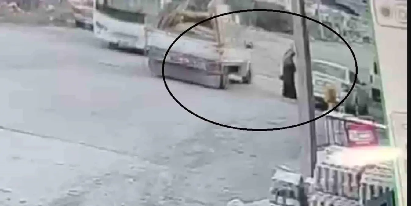 Hatay'da Pikap Kapağı Yaya Kadına Çarptı
