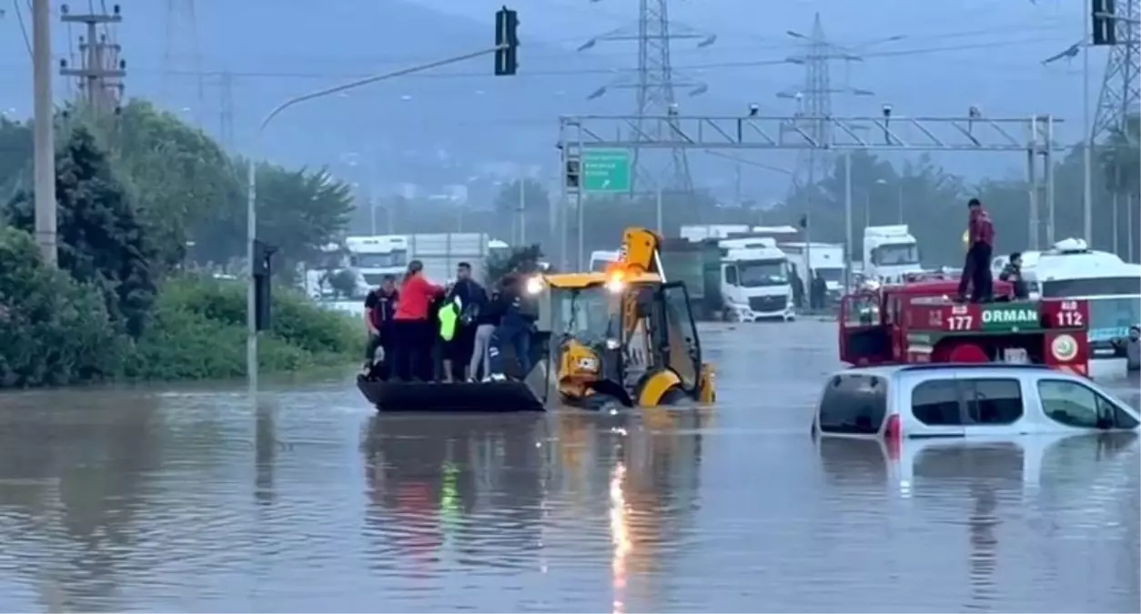 Hatay'da sağanak yağış heyelana neden oldu! Otoyol kapandı, okullar tatil edildi