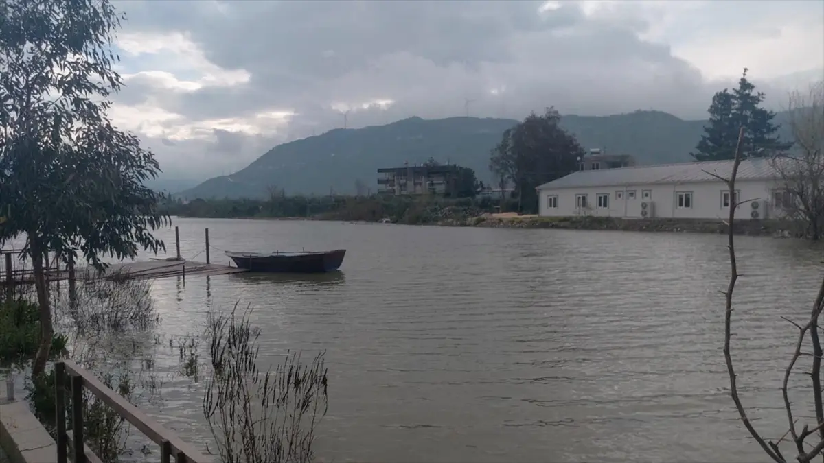 Hatay'da Sağanak, Yollarda Su Birikintileri Oluşturdu
