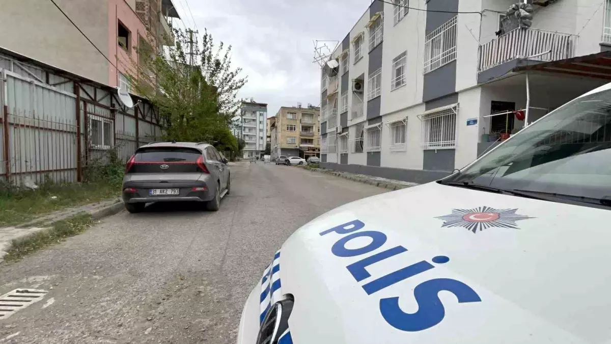 Hatay'da Şiddetli Fırtına, Apartmanın Su Deposu Asılı Kaldı
