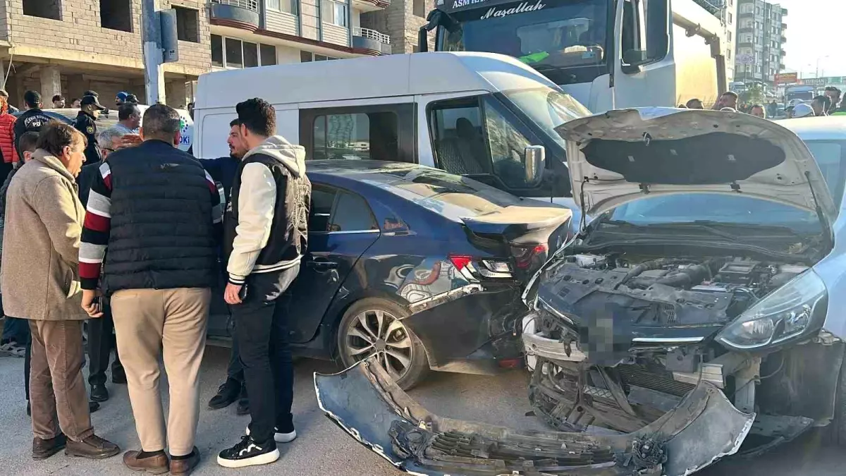 İskenderun'da Freni Patlayan Kamyon 5 Araca Çarptı