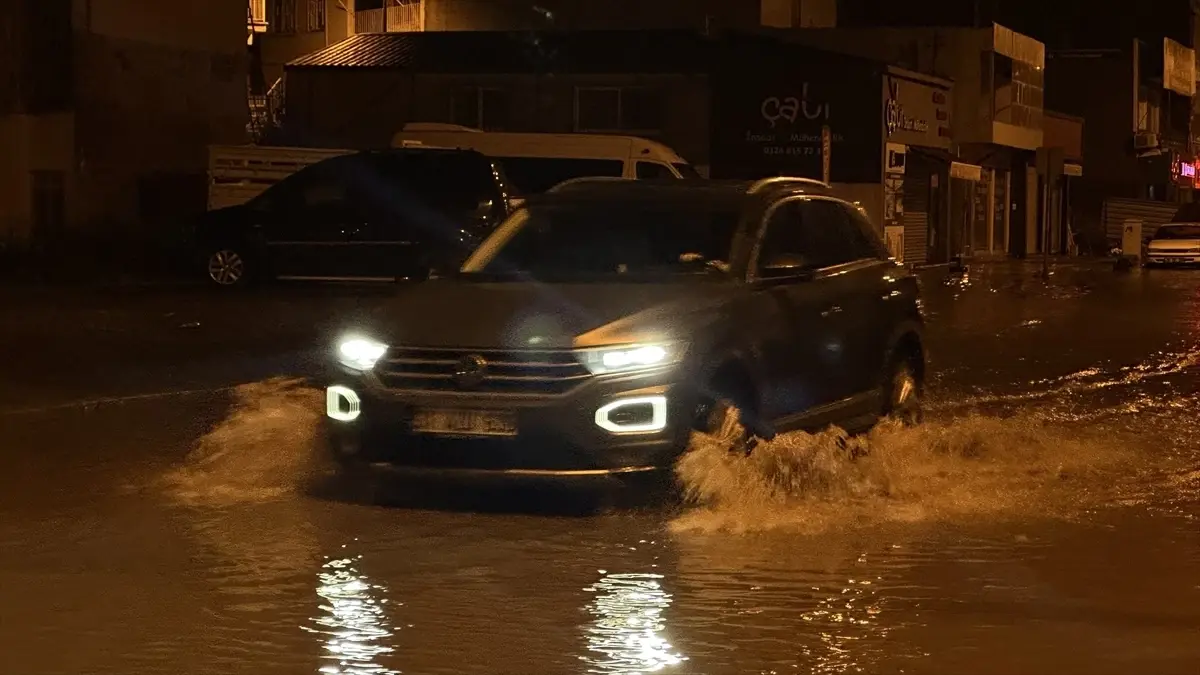 İskenderun'da Sağanakta Mahsur Kalanlar Kurtarıldı
