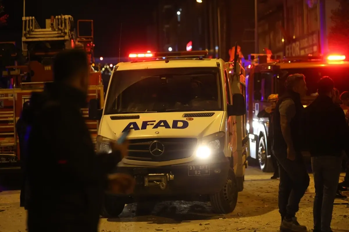 İskenderun'da Yıkım Sırasında Çökme