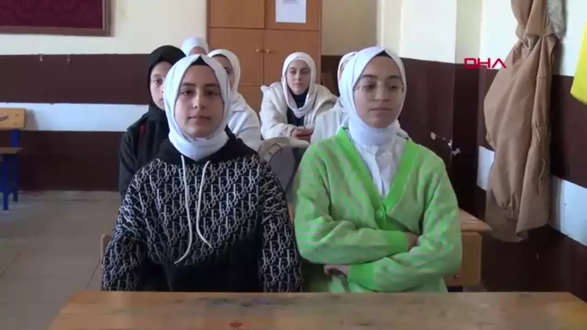 Savaş Sonrası Türkiye'den Şam'a Dönen Öğrenci için Duygusal Veda Töreni