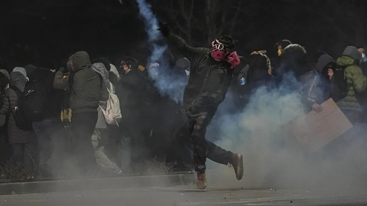 Skandal çağrı sonrası gösterilerde 16 polis yaralandı: Gösterilerde 53 kişiye işlem yapıldı, 326 şüpheli hesap tespit edildi