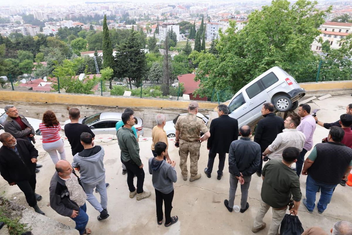Vali Masatlı, Antakya’da yağıştan etkilenen bölgelerde incelemelerde bulundu