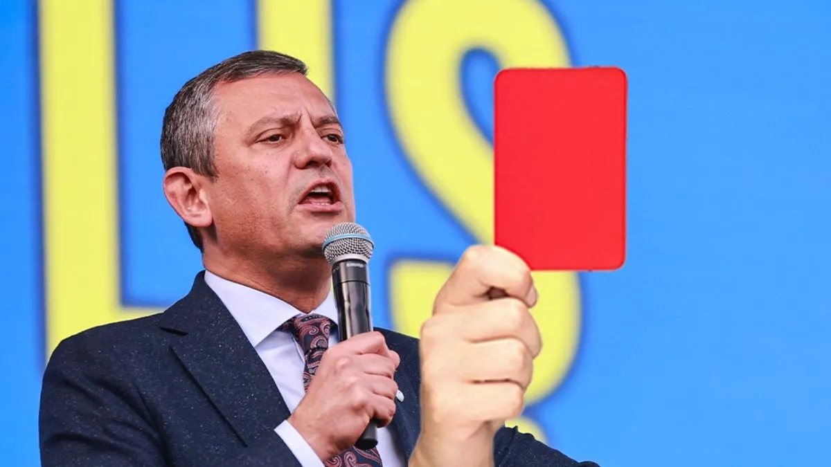Vatandaştan Özgür Özel’e kırmızı kart! Sürprizi alay konusu oldu: Sen Özgür Özel'sin ya Özgür Yankaya değil!